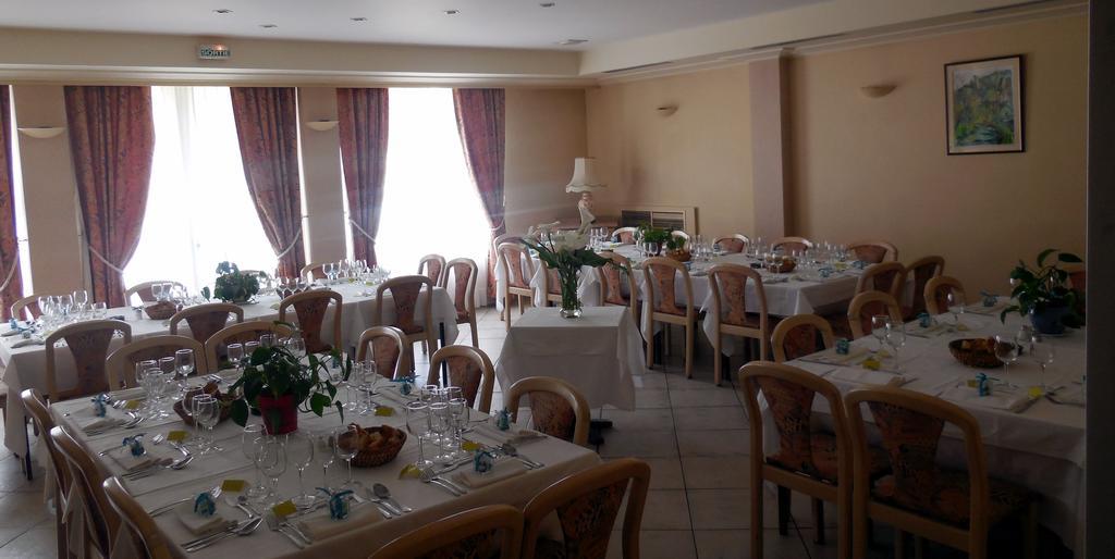 Logis Hotel Restaurant Des Voyageurs Pont-de-Salars Kültér fotó
